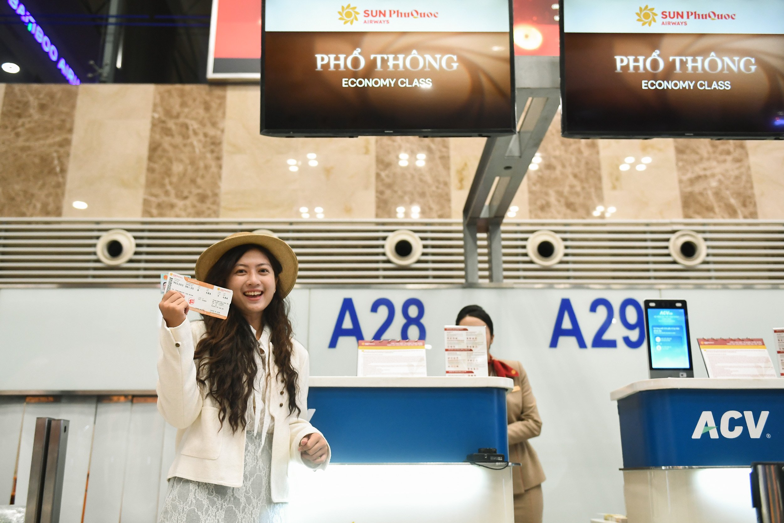 Sun PhuQuoc Airways officially joined the skies with three flights landing in Phu Quoc on the morning of November 1