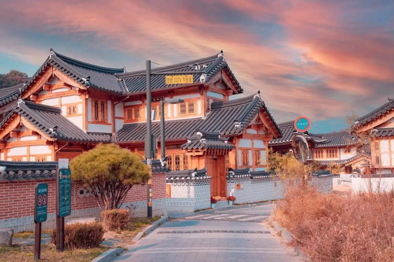 Đặt vé máy bay từ Việt Nam sang Hàn Quốc để tham quan làng cổ Hanok Bukchon