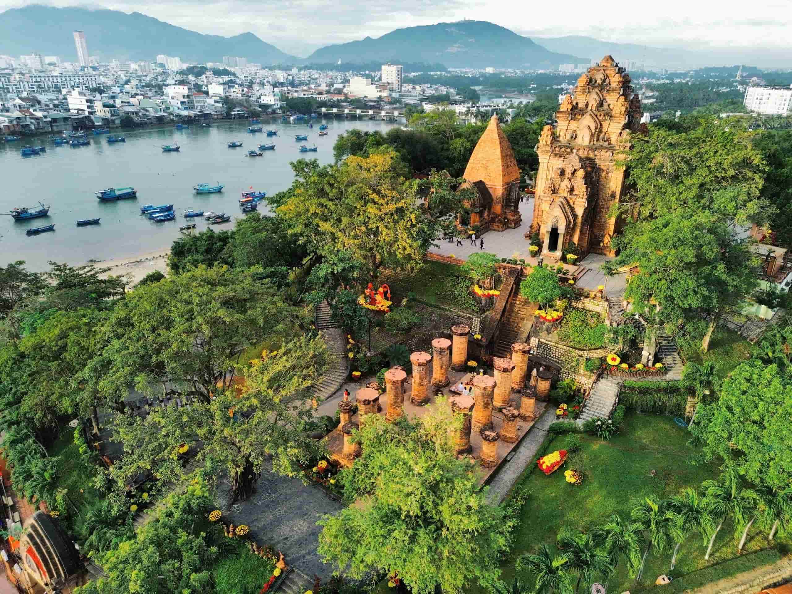 Đặt vé máy bay Nha Trang khám phá tháp Bà Ponagar