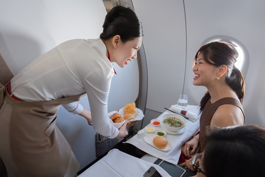 Sun PhuQuoc Airways phục vụ bữa ăn trên chuyến bay