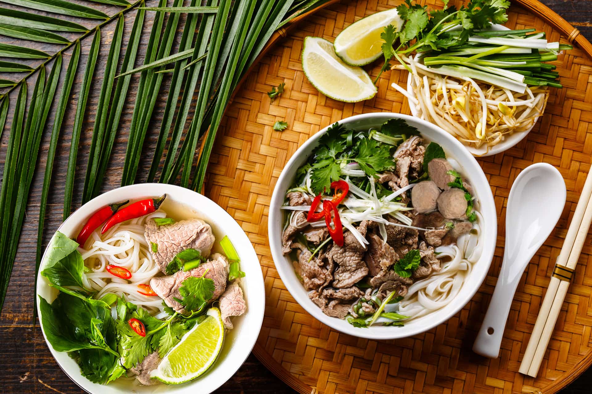 Sau khi bay từ Singapore về Việt Nam, bạn nên ăn thử món phở bò