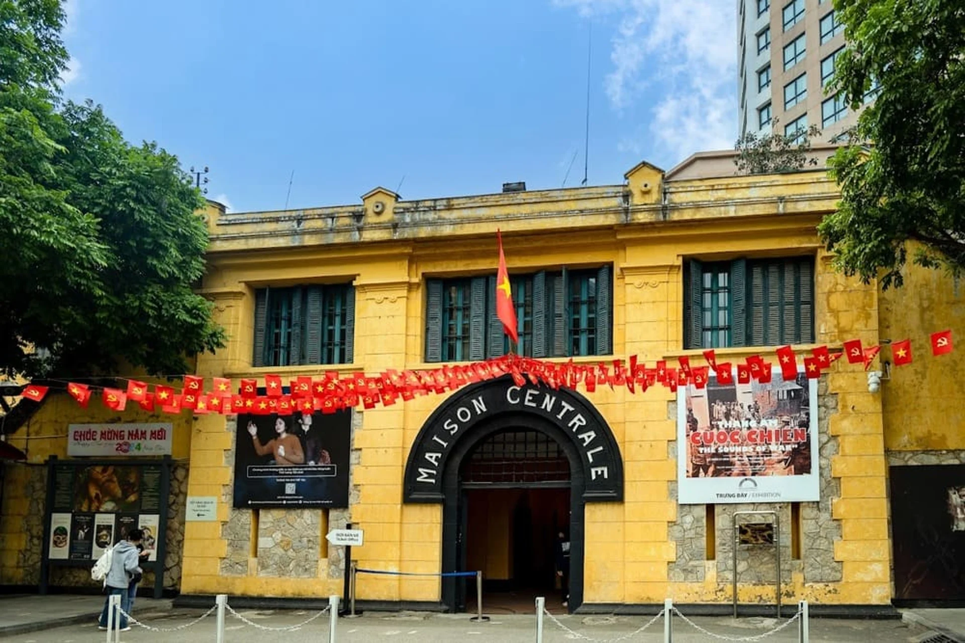 Bạn nên tham quan nhà tù Hỏa Lò khi đến Hà Nội