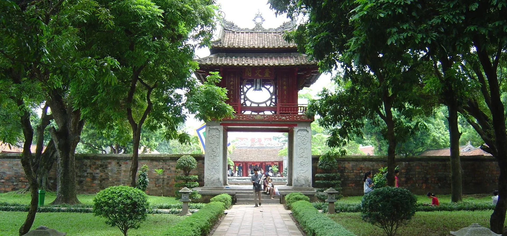Văn miếu Quốc Tử Giám là điểm tham quan nổi tiếng ở Hà Nội