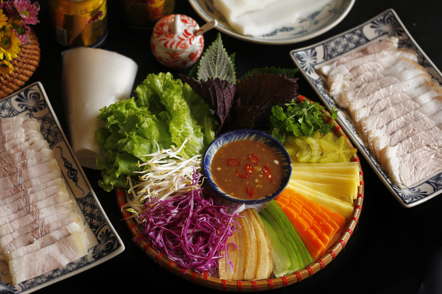 Nên thử bánh tráng cuốn thịt heo khi đến Đà Nẵng