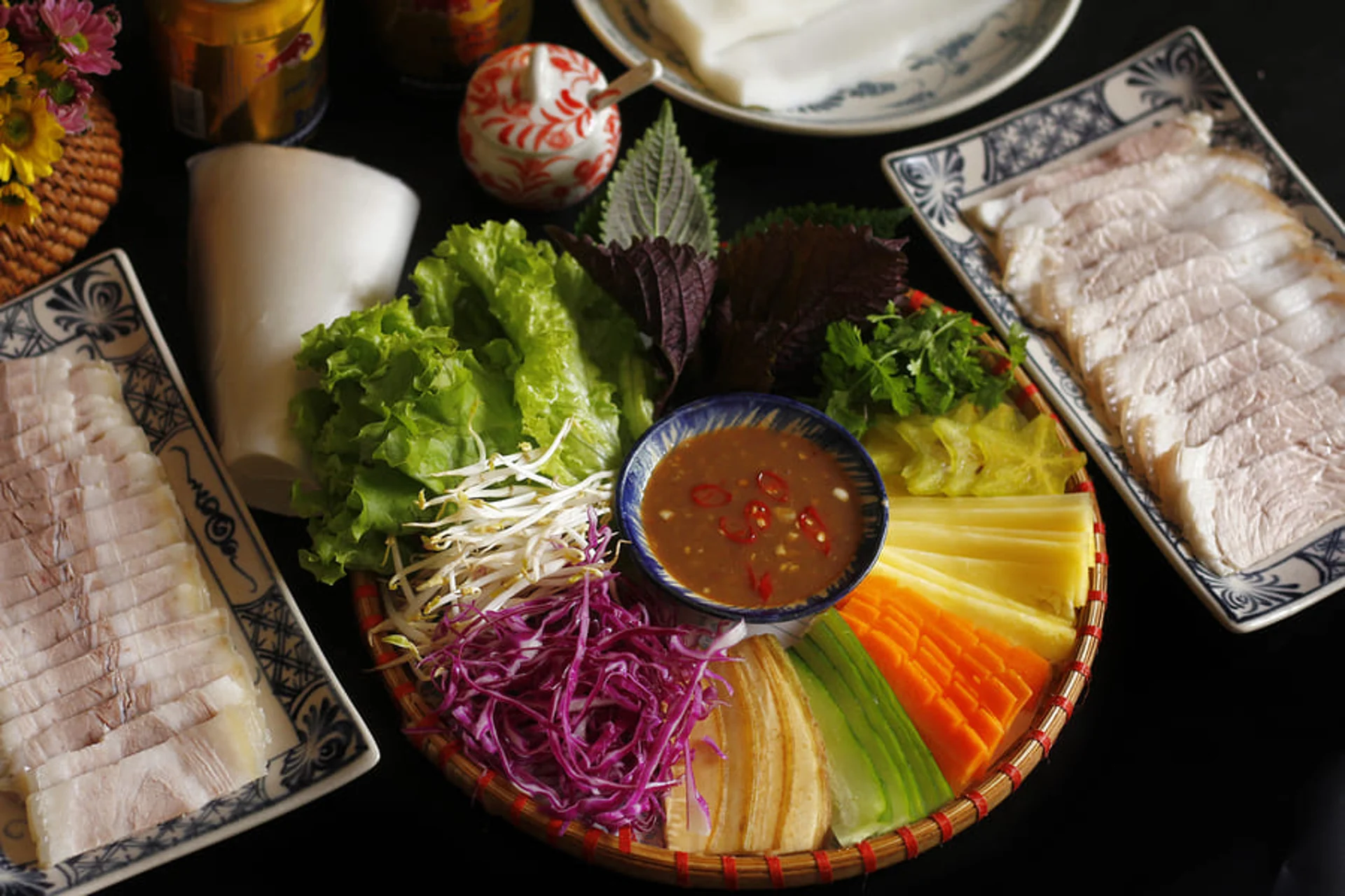 Nên thử bánh tráng cuốn thịt heo khi đến Đà Nẵng