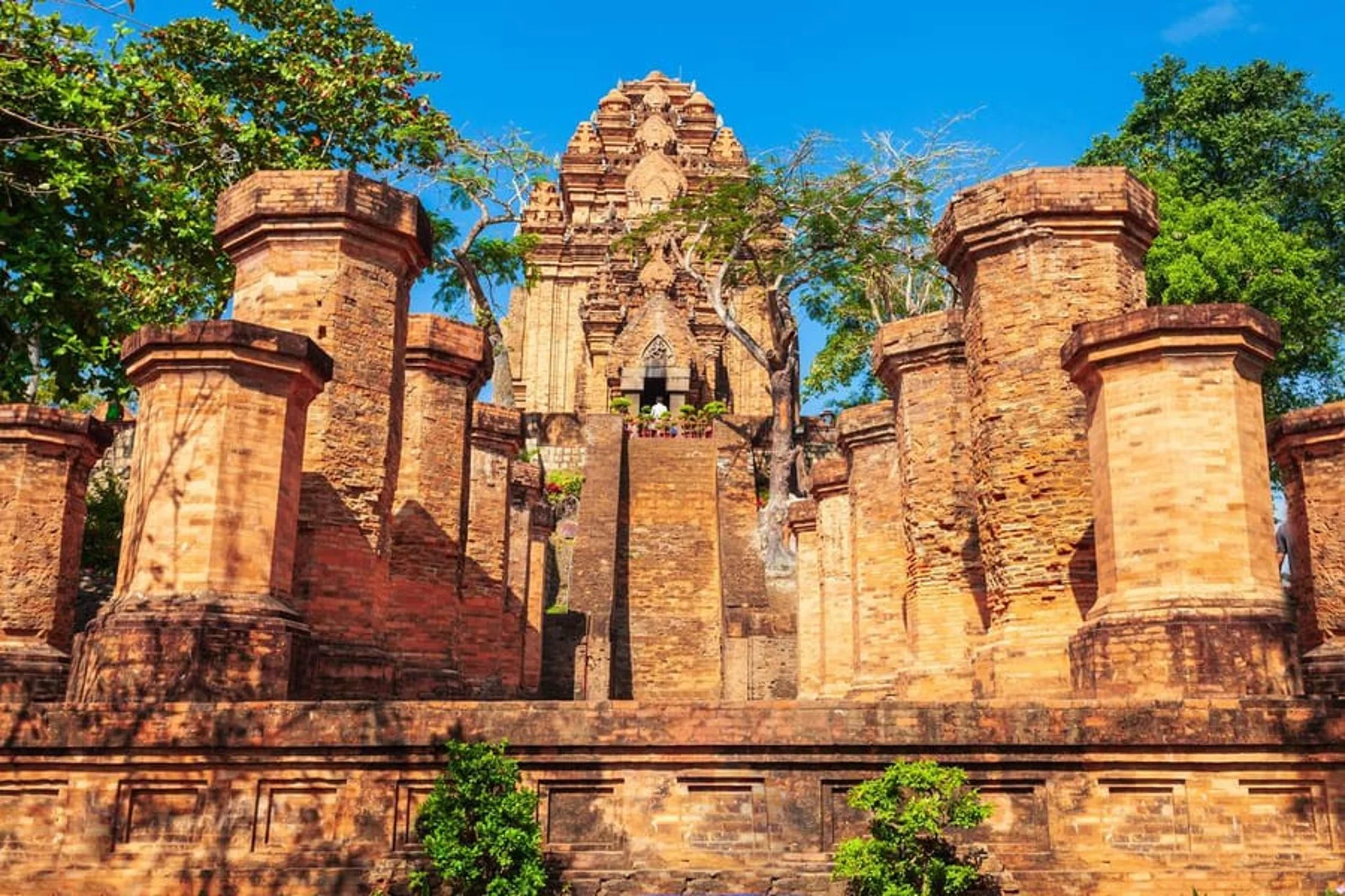Tháp bà Ponagar nổi tiếng tại Nha Trang