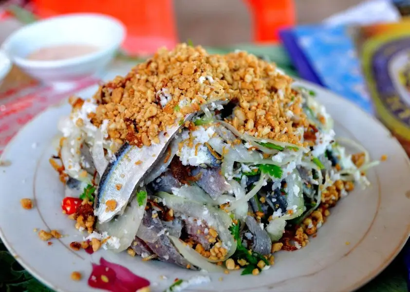 Gỏi cá trích là món ăn hấp dẫn nên thử sau khi bay từ Thái Lan đến Việt Nam
