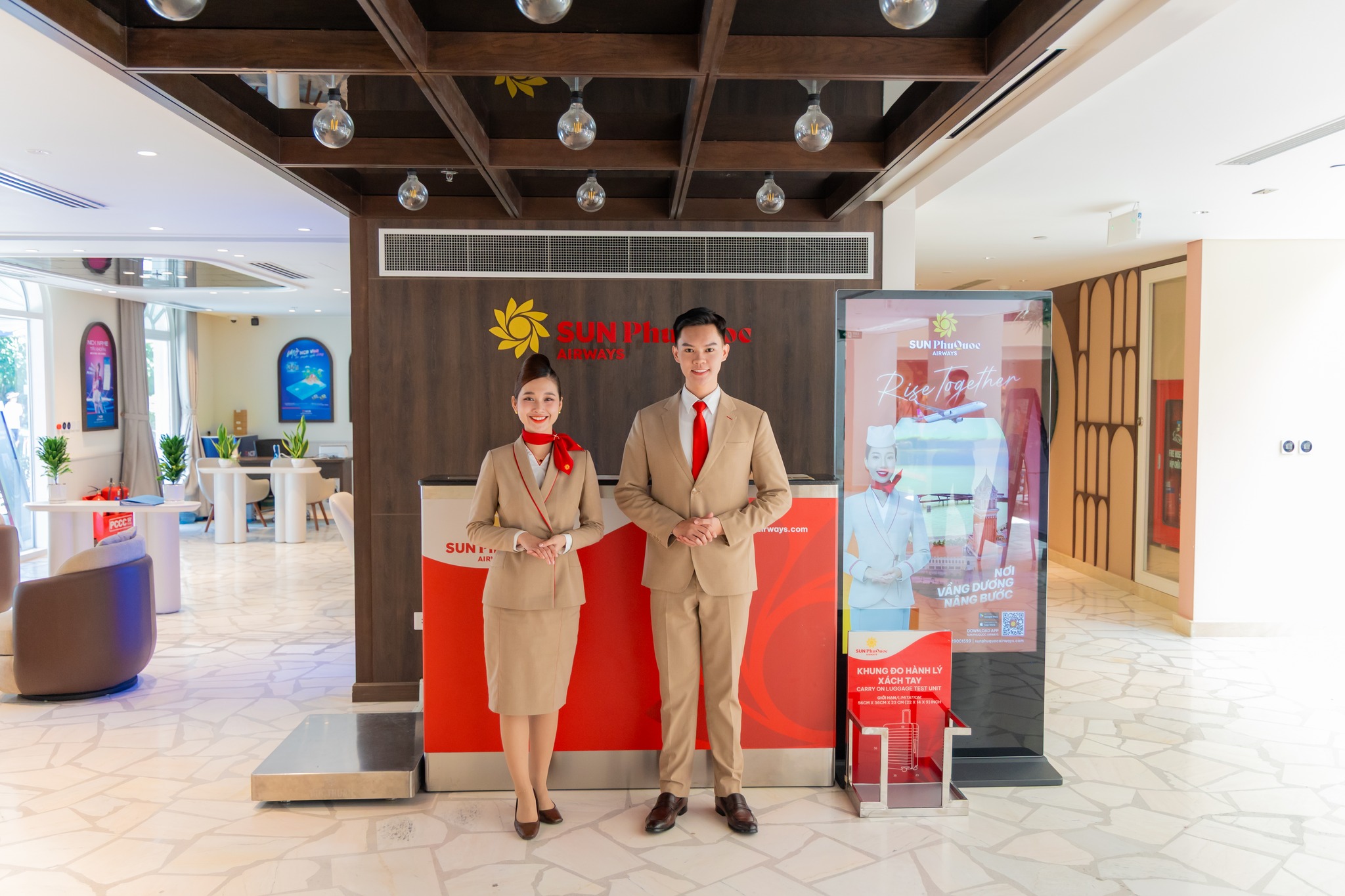 Hành khách làm thủ tục bay ngay tại khách sạn trong hệ sinh thái Sun Group