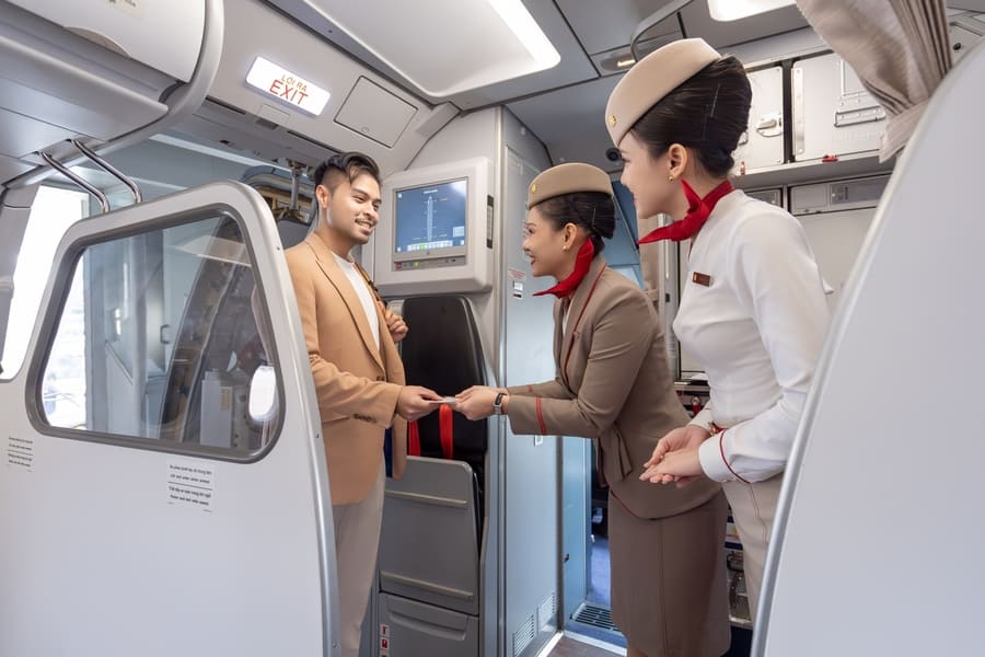 Kiểm tra giấy tờ tùy thân và thẻ lên máy bay
