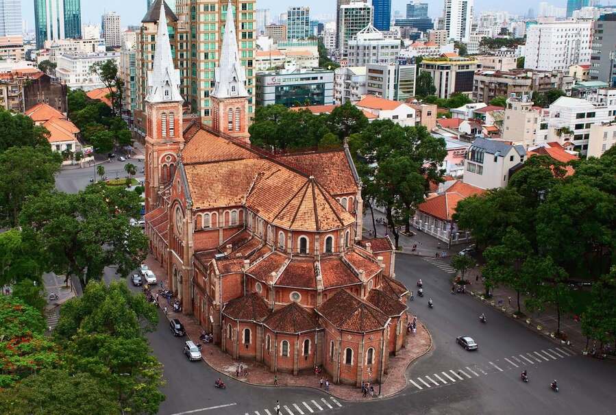 Tham quan Nhà thờ Đức Bà sau chuyến bay Da Nang to Ho Chi Minh