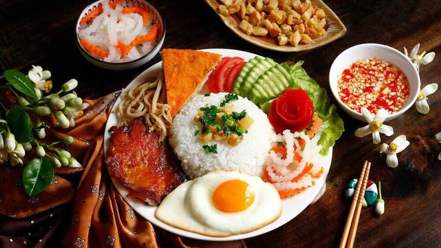 Thưởng thức cơm tấm khi đặt vé Đà Nẵng Sài Gòn