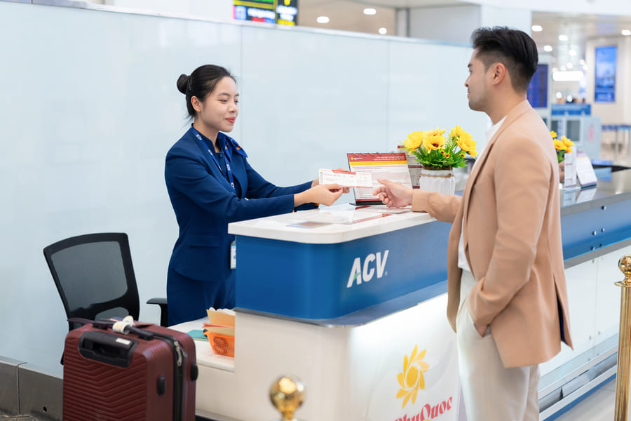Nên đi sớm làm thủ tục khi đặt vé máy bay Nội Bài Phú Quốc thành công