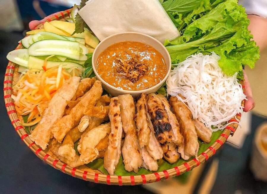 Du khách nên thử nem nướng khi bay đến Nha Trang từ Phú Quốc